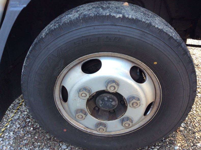 タイヤホイール前