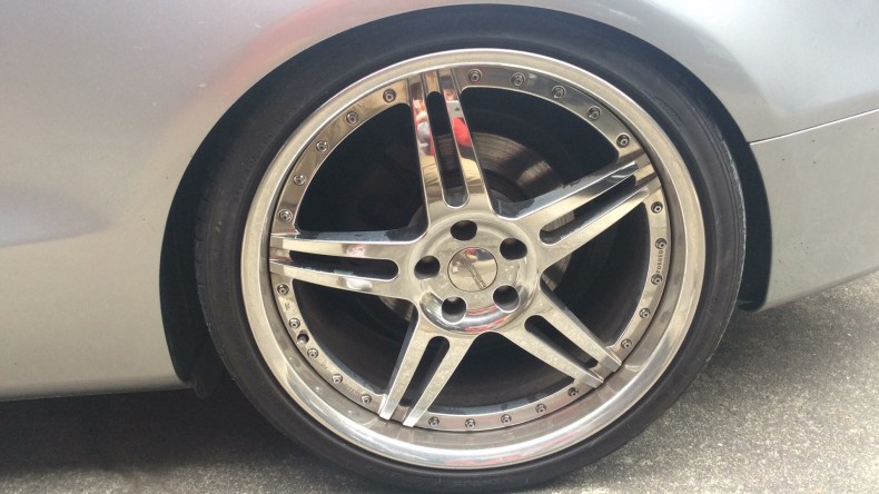 タイヤホイール前