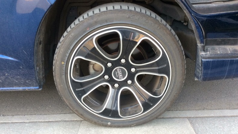 タイヤホイール前