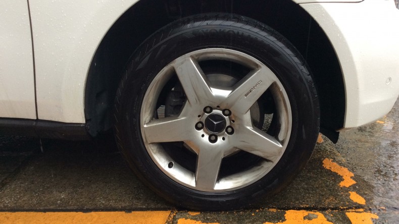 タイヤホイール前