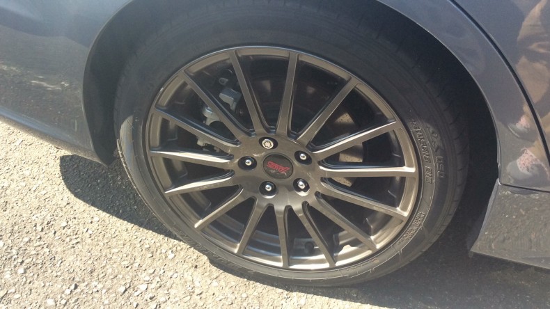 タイヤホイール前