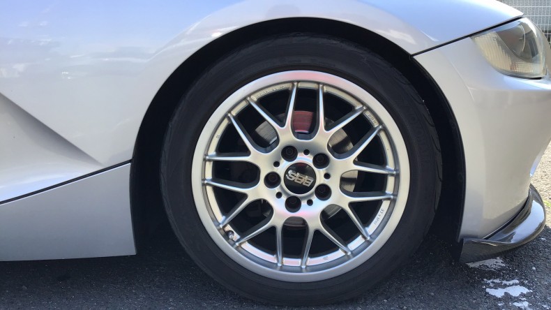 タイヤホイール前