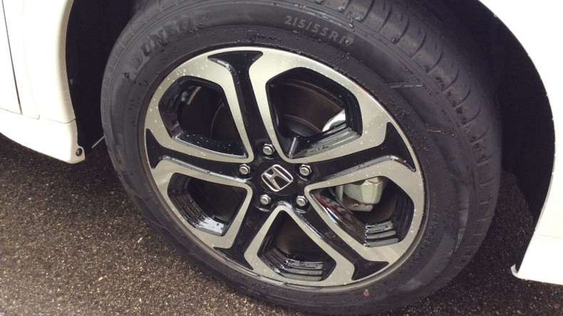 タイヤホイール前