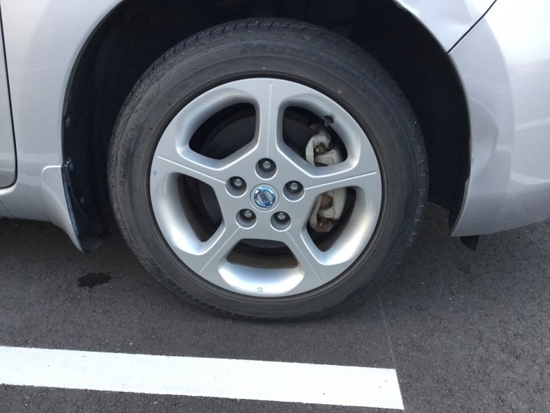 タイヤホイール前
