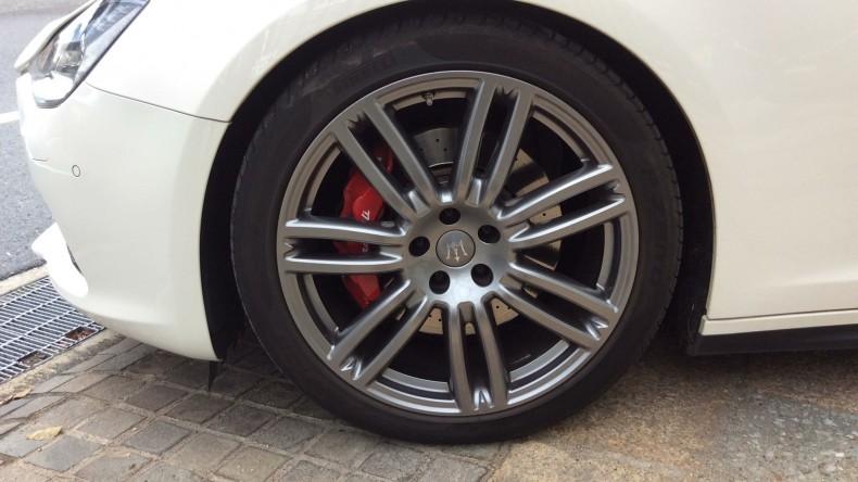 タイヤホイール前