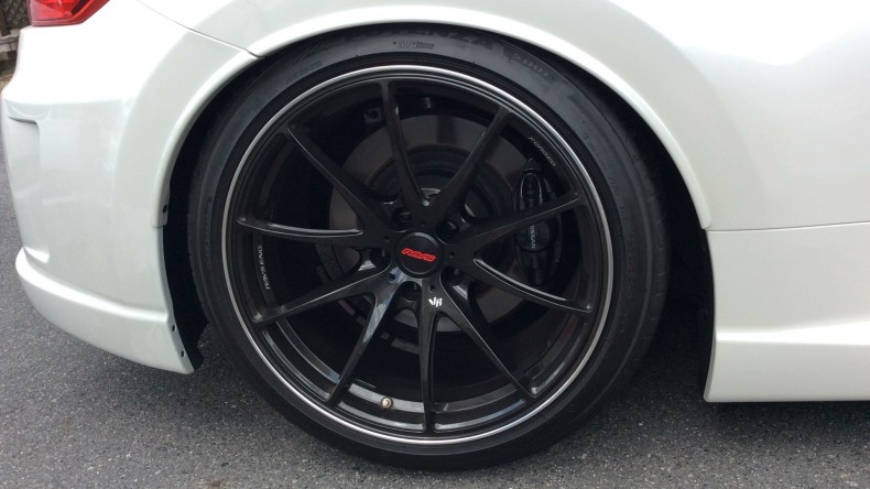 タイヤホイール前