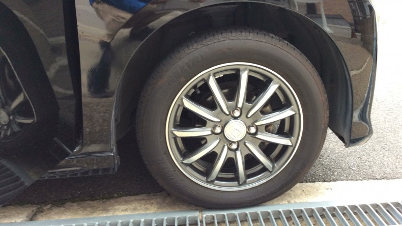 タイヤホイール前