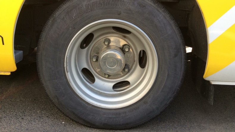 タイヤホイール前