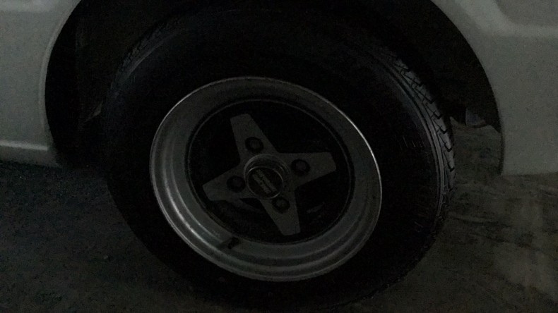 タイヤホイール前