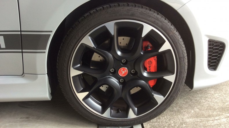 タイヤホイール前