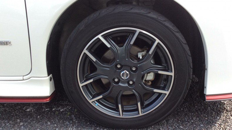 タイヤホイール前