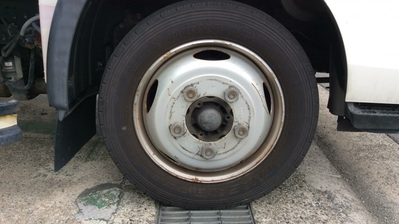 タイヤホイール前