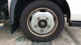 タイヤホイール前