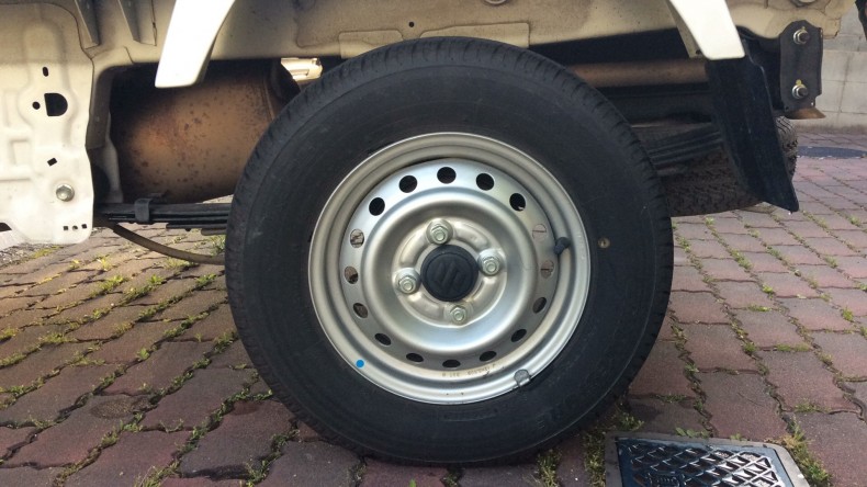 タイヤホイール前