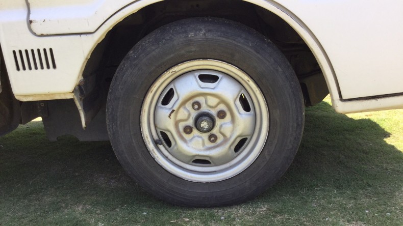 タイヤホイール前