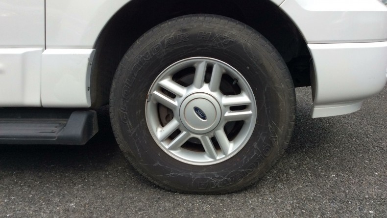 タイヤホイール前