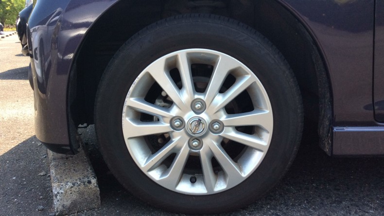 タイヤホイール前