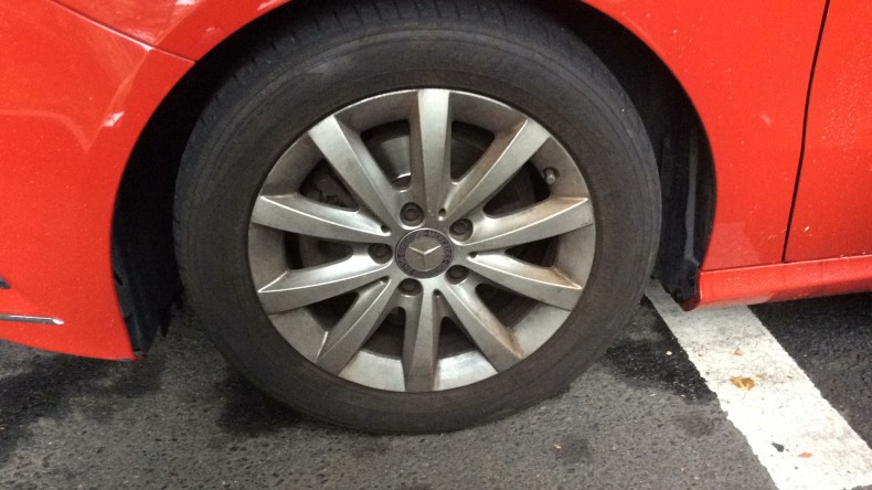 タイヤホイール前