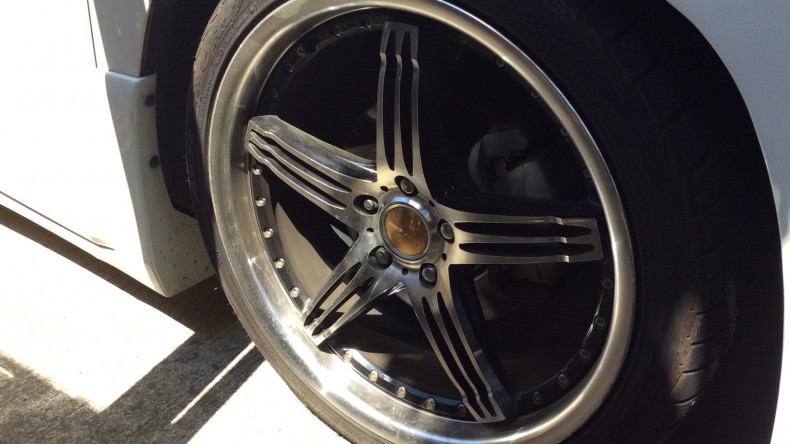 タイヤホイール前