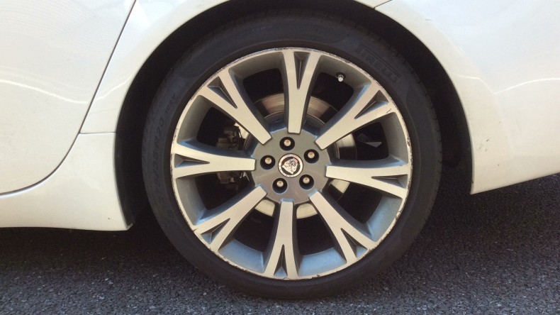 タイヤホイール前