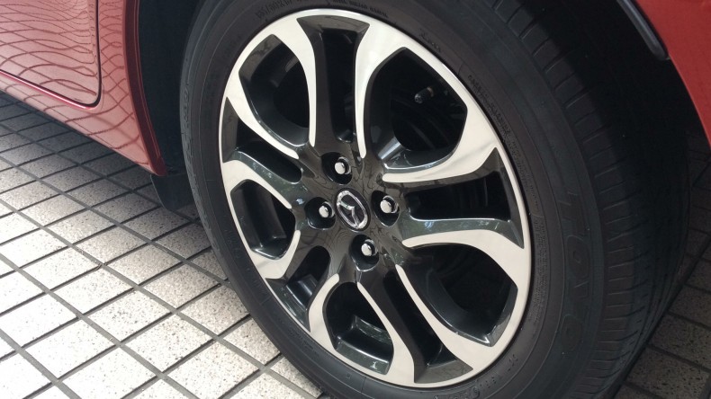 タイヤホイール前