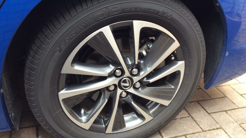 タイヤホイール前