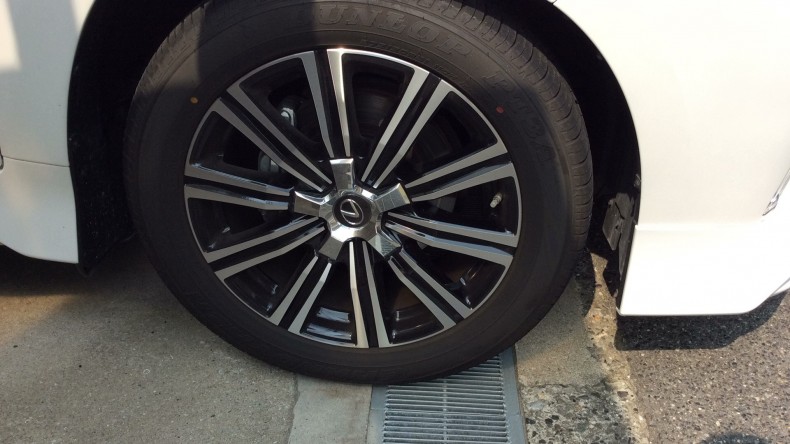 タイヤホイール前