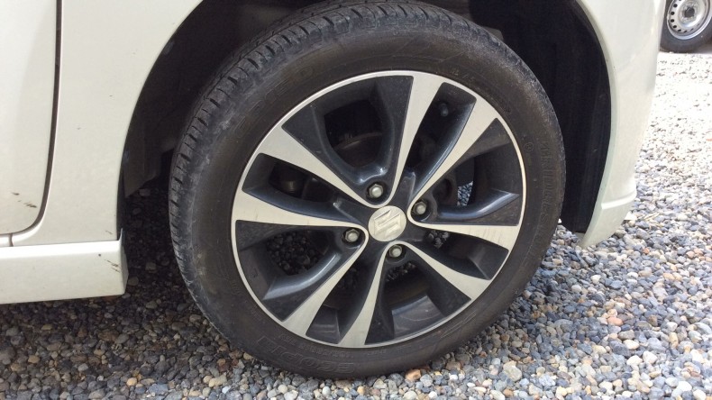 タイヤホイール前