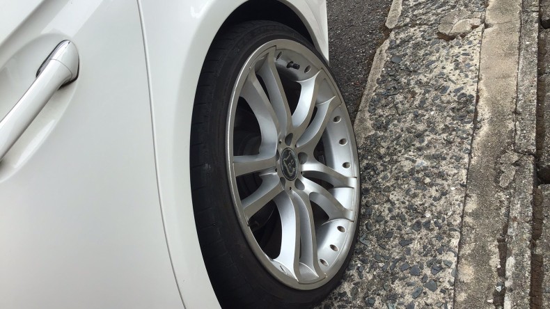 タイヤホイール前