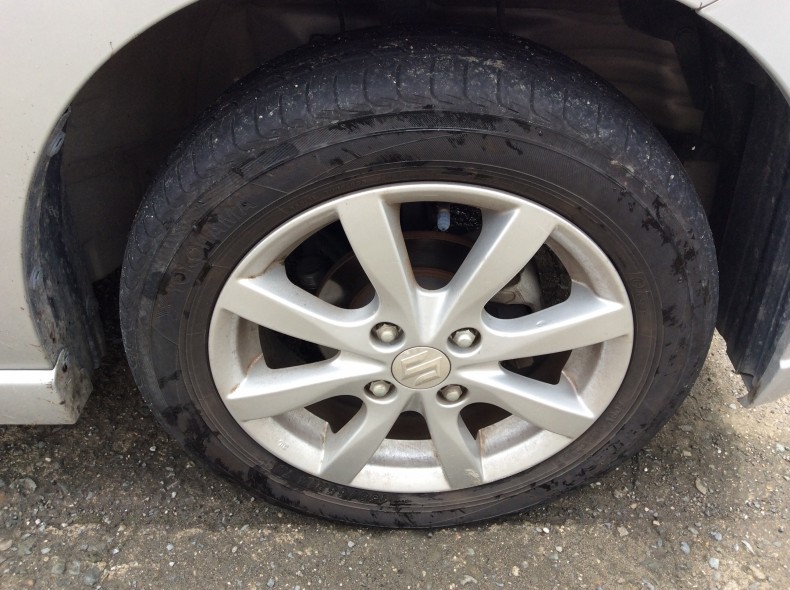 タイヤホイール前