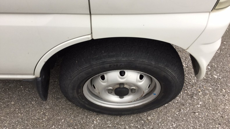 タイヤホイール前