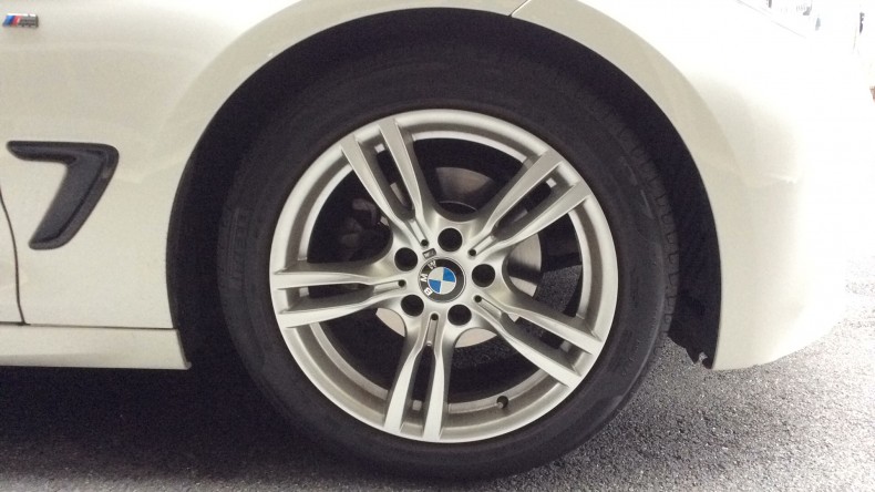 タイヤホイール前