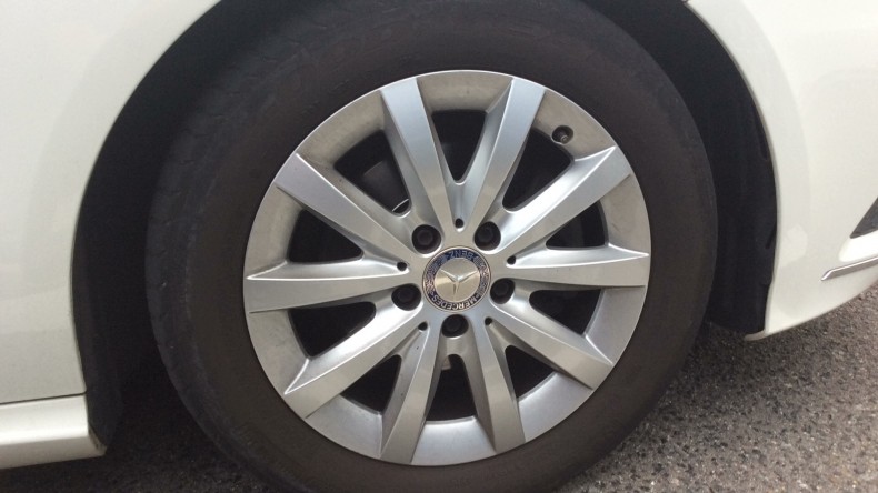 タイヤホイール前