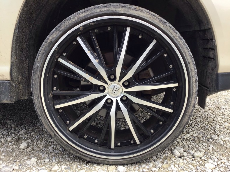 タイヤホイール前