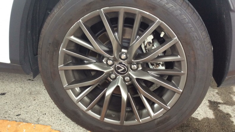 タイヤホイール前