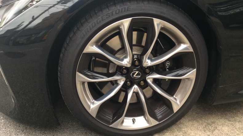 タイヤホイール前