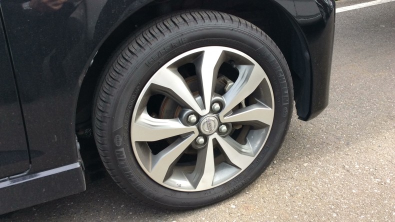 タイヤホイール前