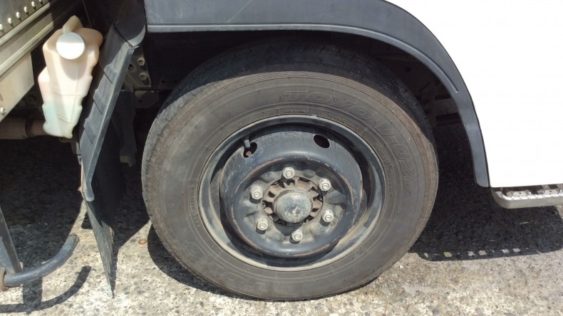 タイヤホイール前