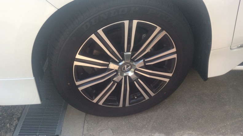 タイヤホイール前