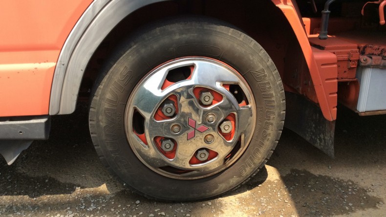 タイヤホイール前