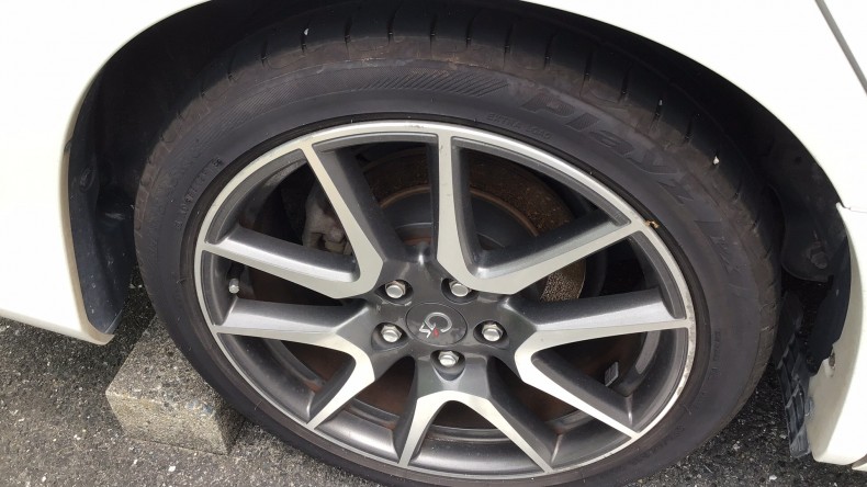 タイヤホイール前