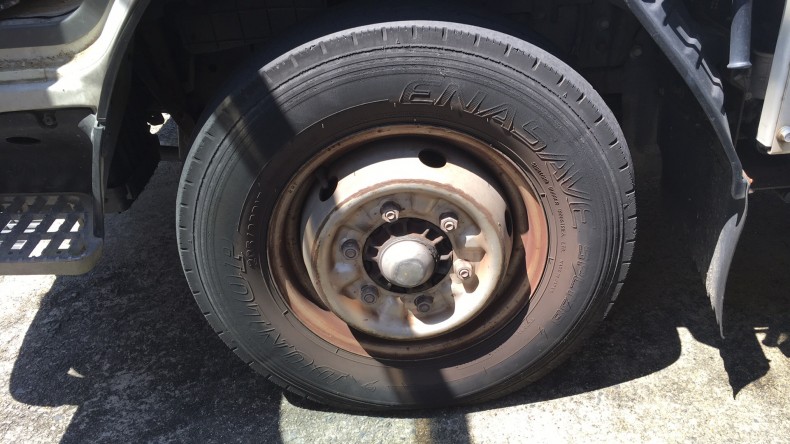 タイヤホイール前