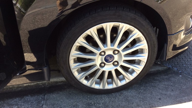 タイヤホイール前