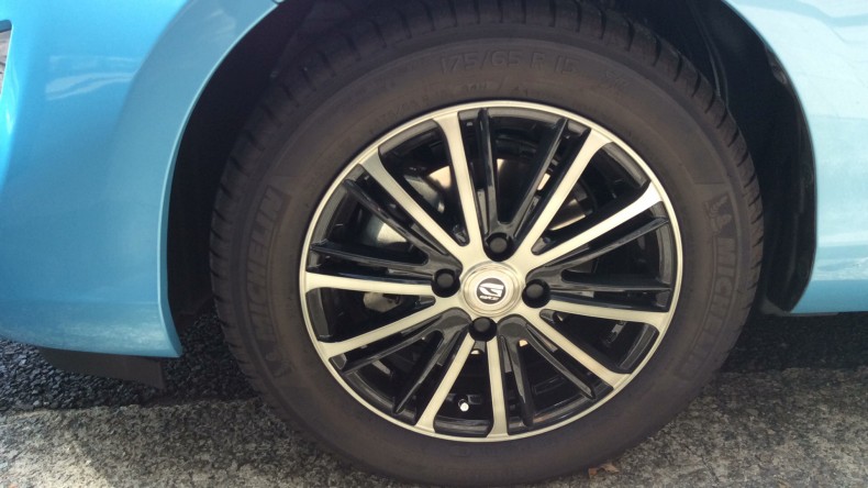 タイヤホイール前