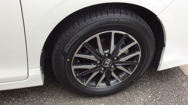 タイヤホイール前