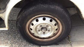 タイヤホイール前