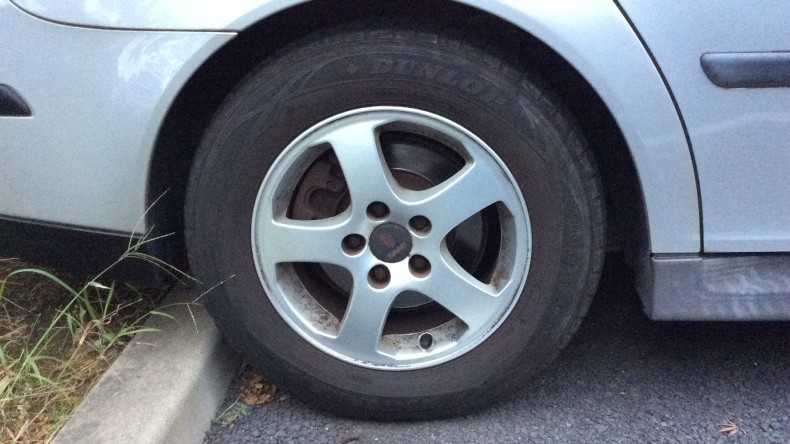 タイヤホイール前