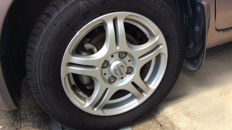 タイヤホイール前