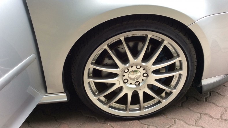 タイヤホイール前