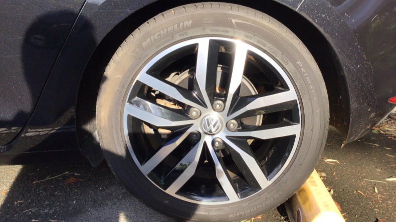 タイヤホイール前